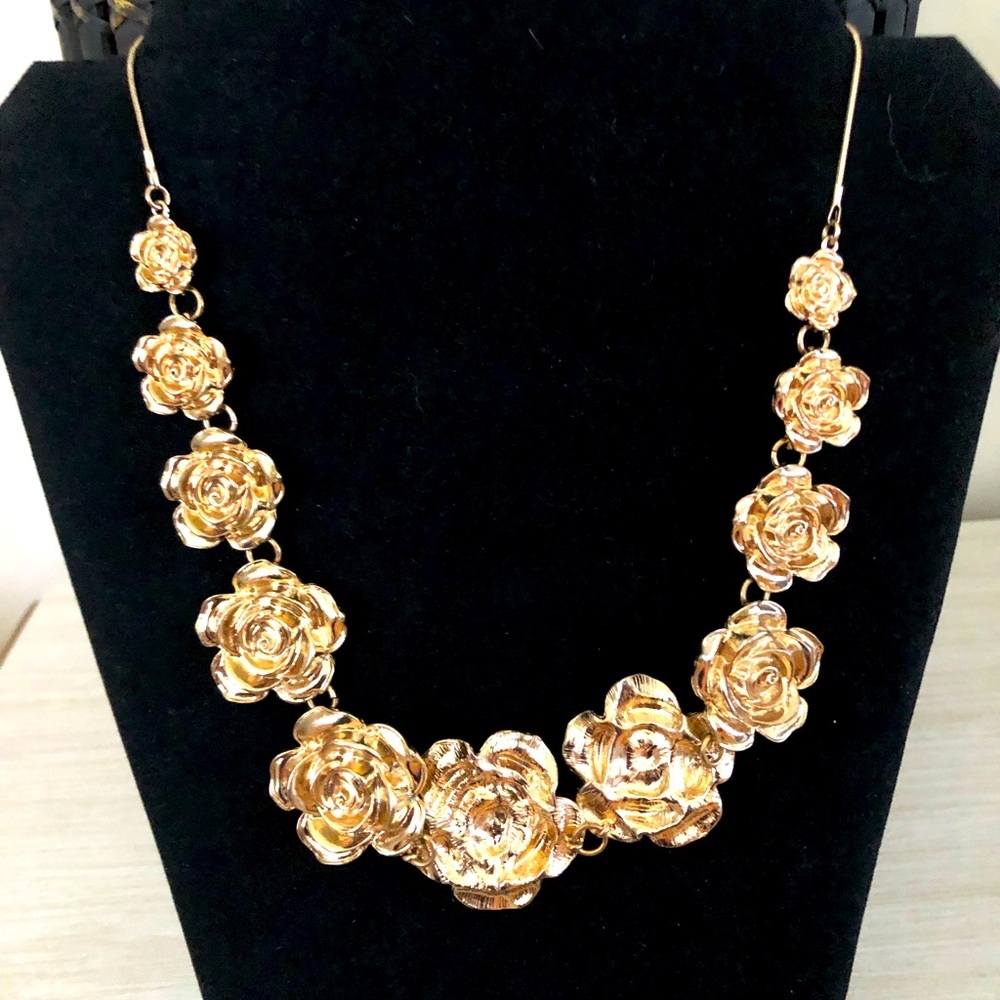 VTG Classic Flowers Necklace. Gold tone.